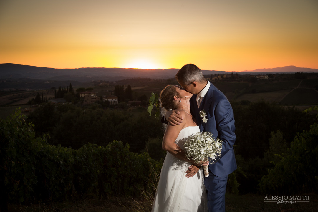Bacio sposi tramonto colline Siena - fotografo matrimonio Toscana