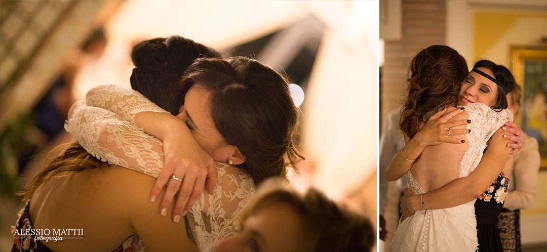 Emozioni con la sorella al matrimonio - fotografo matrimonio Firenze